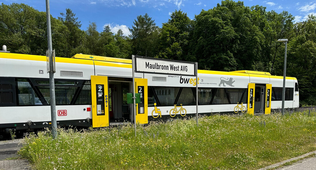 Zusätzliche Züge zum Klosterfest in Maulbronn Anlässlich des Maulbronner Klosterfestes am 22. und 23. Juni 2024 hat das Land Baden-Württemberg zusätzliche Züge zwischen Pforzheim und Maulbronn bestellt. Der Freizeitexpress Kloster Maulbronn wird an diesen beiden Tagen jeweils von 10.30 bis 18.30 Uhr im 20-Minuten-Takt von Pforzheim Hauptbahnhof nach Maulbronn Stadt/Kloster fahren. Die zusätzlichen Züge bieten den Besuchern des Klosterfestes eine bequeme und umweltfreundliche Anreisemöglichkeit. Durch die Expressverbindung verkürzt sich die Fahrzeit auf nur 20 Minuten, was eine attraktive Alternative zum Auto darstellt. Zudem wird auch der reguläre Zugverkehr nach Maulbronn aufgewertet, da der Metropolexpress (MEX)17c im Stundentakt von verschiedenen Städten …