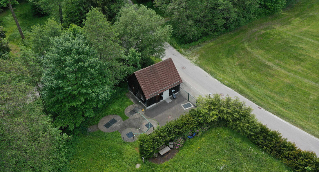 Die Gemeinde Abtsgmünd im Landkreis Ostalb hat für die Stilllegung und den Anschluss ihres Klärwerks Wegstetten an das Klärwerk Untergröningen einen Zuschuss des Landes in Höhe von über 1,1 Millionen Euro erhalten. Dadurch erhalten die Bürgerinnen und Bürger eine moderne und effiziente Abwasserbehandlung. Die Gemeinde Abtsgmünd im Landkreis Ostalb kann sich für die Stilllegung und den Anschluss des Klärwerks Wegstetten an das Klärwerk Untergröningen über Landesmittel in Höhe von über 1,1 Millionen Euro freuen. Insgesamt belaufen sich die Gesamtkosten der laufenden Maßnahmen im ersten Funktionsabschnitt auf rund 1,56 Millionen Euro. „Kleinere Kläranlagen stillzulegen und an größere, effizientere Anlagen anzuschließen, ist …