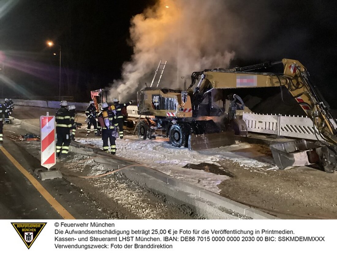 In Obersendling brannten in der Nacht zwei Bagger auf einer Baustelle. Polizei ermittelt zur Brandursache, Schaden von 400.000 Euro.