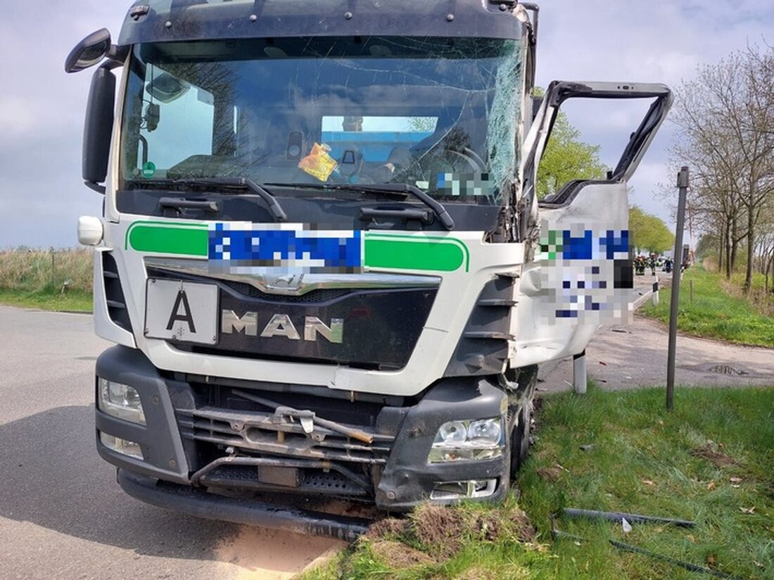 Bei einem schweren Verkehrsunfall auf der L140 zwischen Jork und Mittelnkirchen wurden zwei Autofahrer verletzt. Der Schaden beträgt über 150.000 Euro.