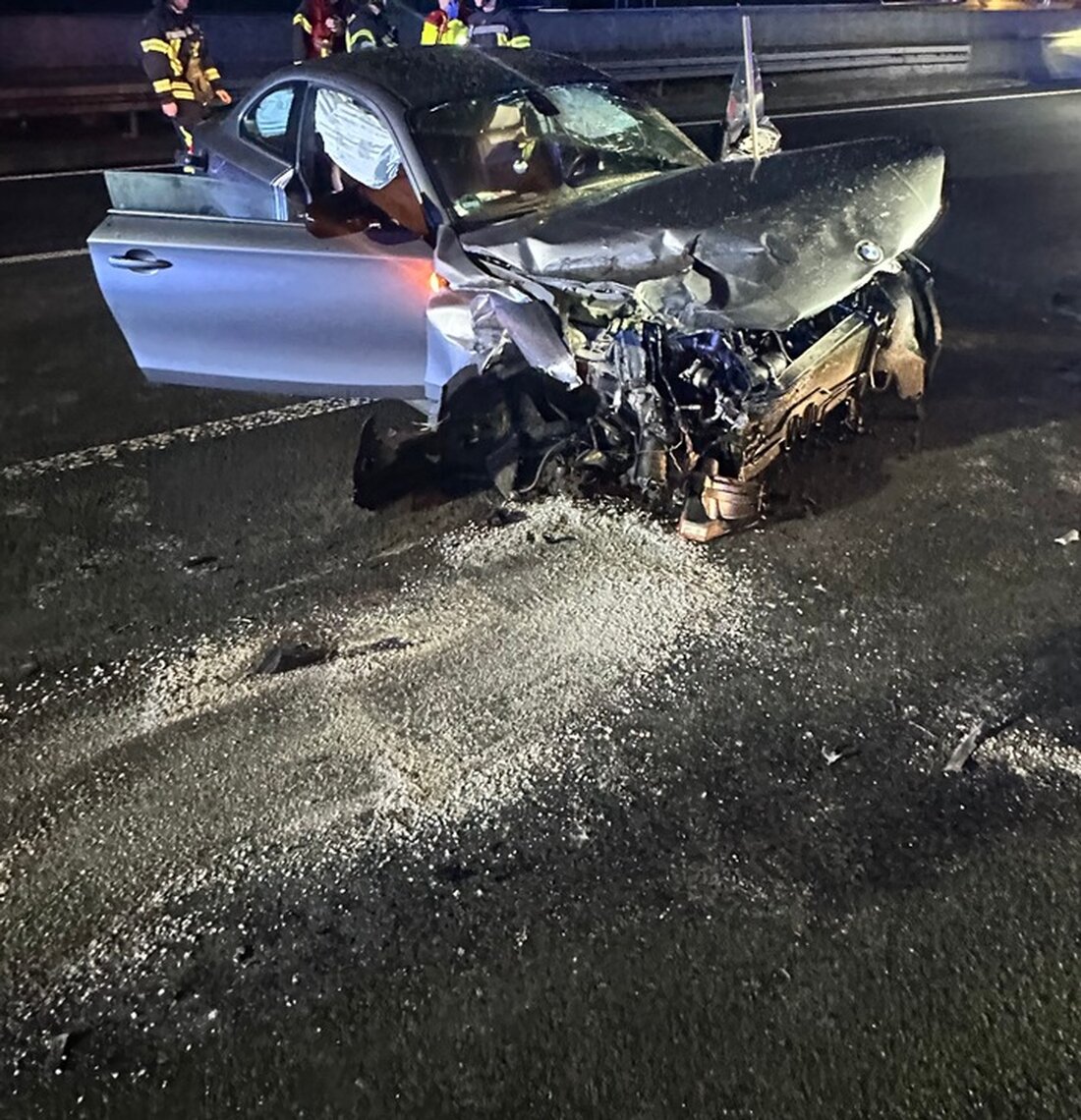 In Remscheid ereigneten sich am 20. und 21. April 2025 zwei Verkehrsunfälle mit Verletzten. Feuerwehr im Einsatz.