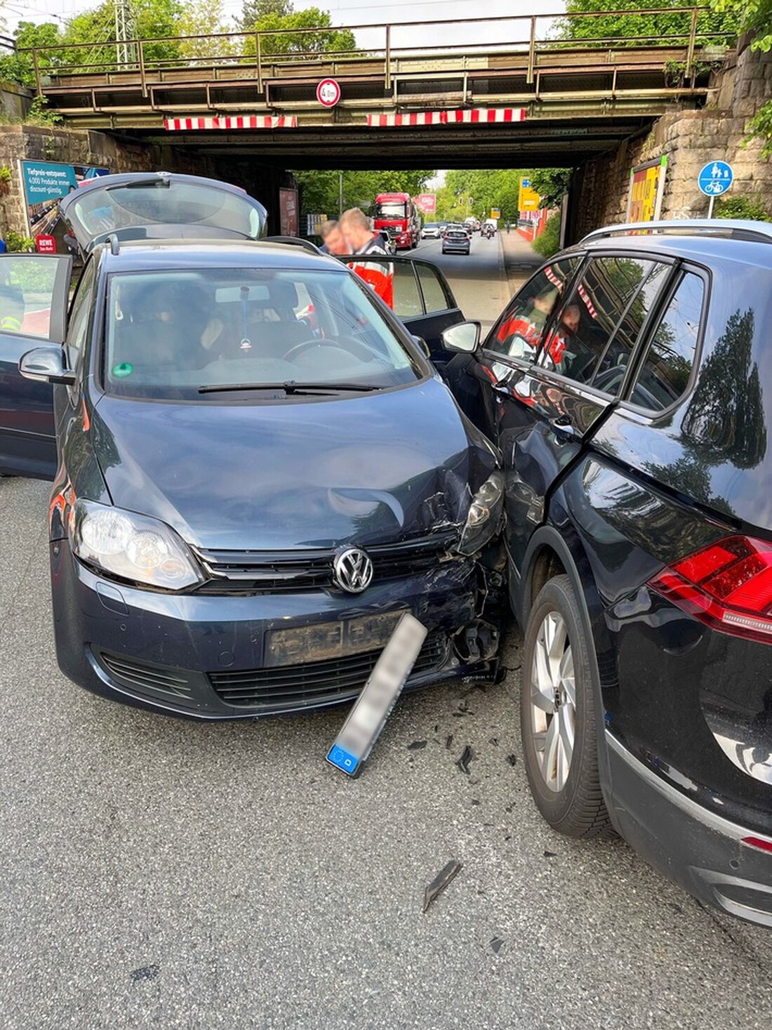 Zwei Fahrer erlitten leichte Verletzungen bei einem Abbiegeunfall in Bielefeld. Kinder blieben unverletzt. Details hier.