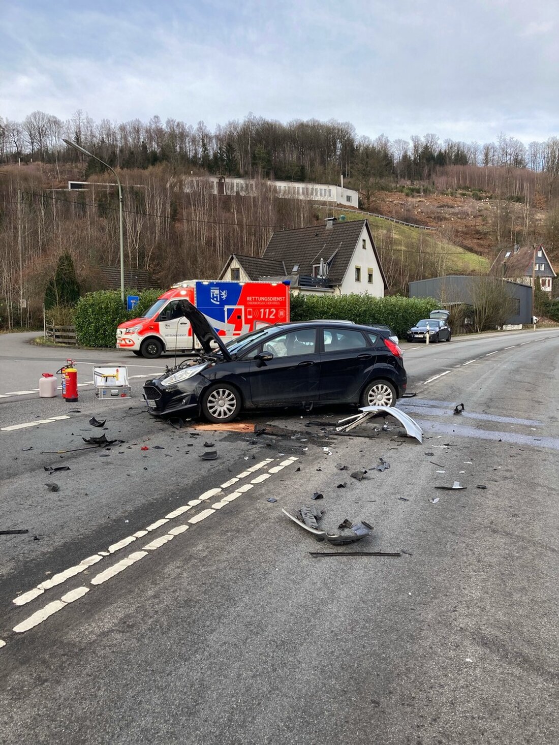 Bei einem Unfall auf der L 302 in Gummersbach wurden am 31. Januar zwei Personen leicht verletzt und ihre Autos beschädigt.