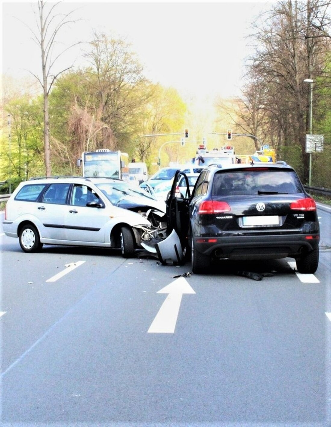 Am 10.04.2025 kam es auf der Schwerter Straße zu einem Frontalzusammenstoß zwischen zwei Autos. Ein 86-Jähriger verletzte sich schwer, eine 63-Jährige leicht. Beide wurden ins Krankenhaus gebracht.