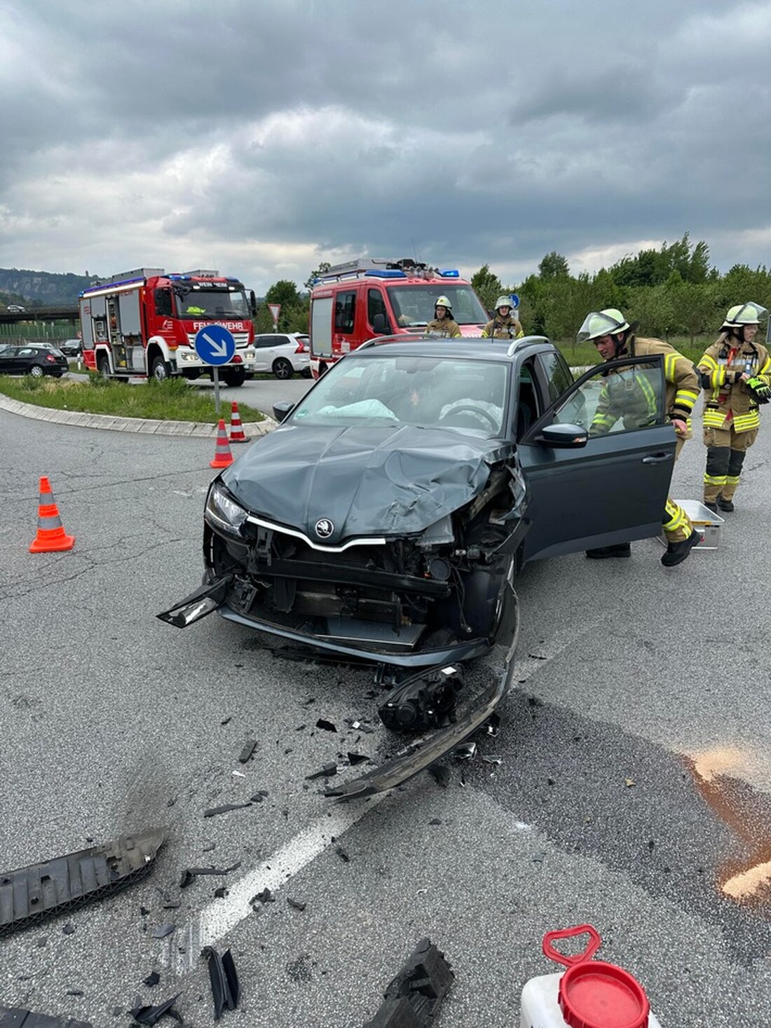 Bei einem Verkehrsunfall auf der K4229 in Weinheim wurden zwei Fahrer leicht verletzt. Feuerwehr und Polizei sicherten die Unfallstelle.