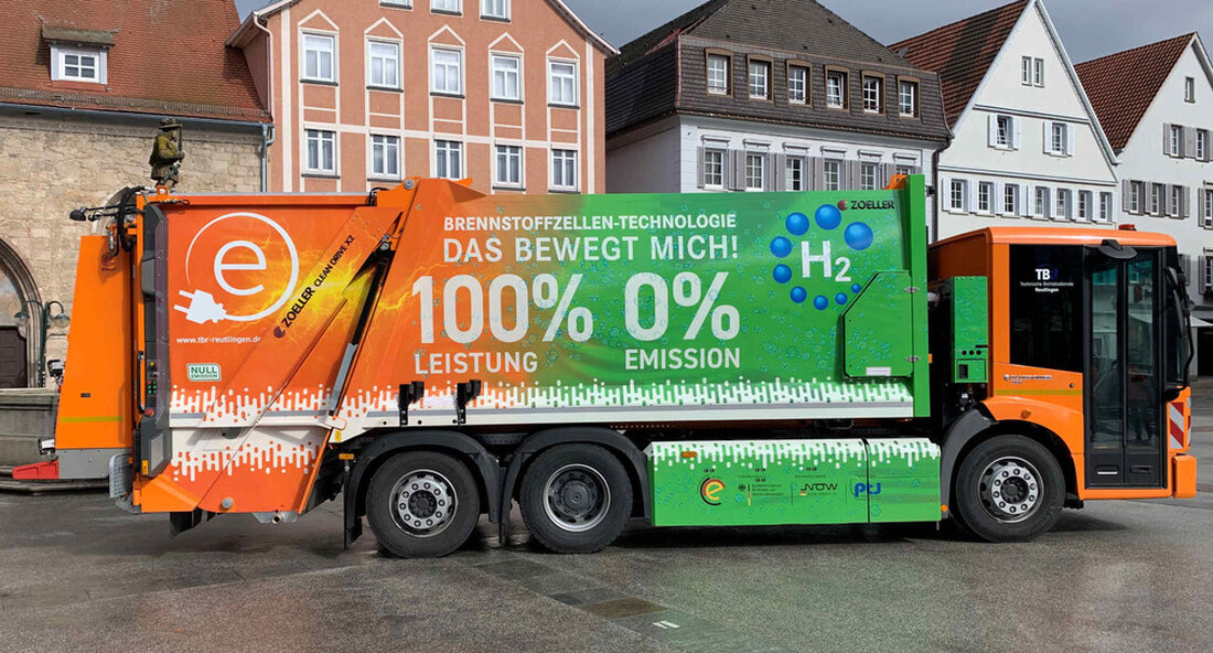 Die Stadt Freiburg nimmt zwei neue Müllfahrzeuge mit Brennstoffzellenantrieb in Betrieb. Damit setzt das Abfallwirtschaftsamt in Freiburg ein Zeichen für eine CO2-arme und nachhaltige Zukunft. André Baumann, Staatssekretär des baden-württembergischen Umweltministeriums, nahm an der Vorstellung der beiden neuen Brennstoffzellen-Müllfahrzeuge in Freiburg teil Abfallwirtschaft und Stadtreinigung Freiburg GmbH hat teilgenommen. „Mit der Beschaffung von zwei Müllfahrzeugen mit Brennstoffzellen setzt Freiburg ein klares Zeichen für CO2-arme und nachhaltige Zukunft“, sagte Staatssekretär Andre Baumann auf dem Ratshausplatz der Stadt im Breisgau. „Beim Klimaschutz bleibt der Straßenverkehr eines unserer Sorgenkinder.“ Der Verkehrssektor verursacht einen hohen Anteil an klimaschädlichen Treibhausgasemissionen, die in den letzten Jahren …