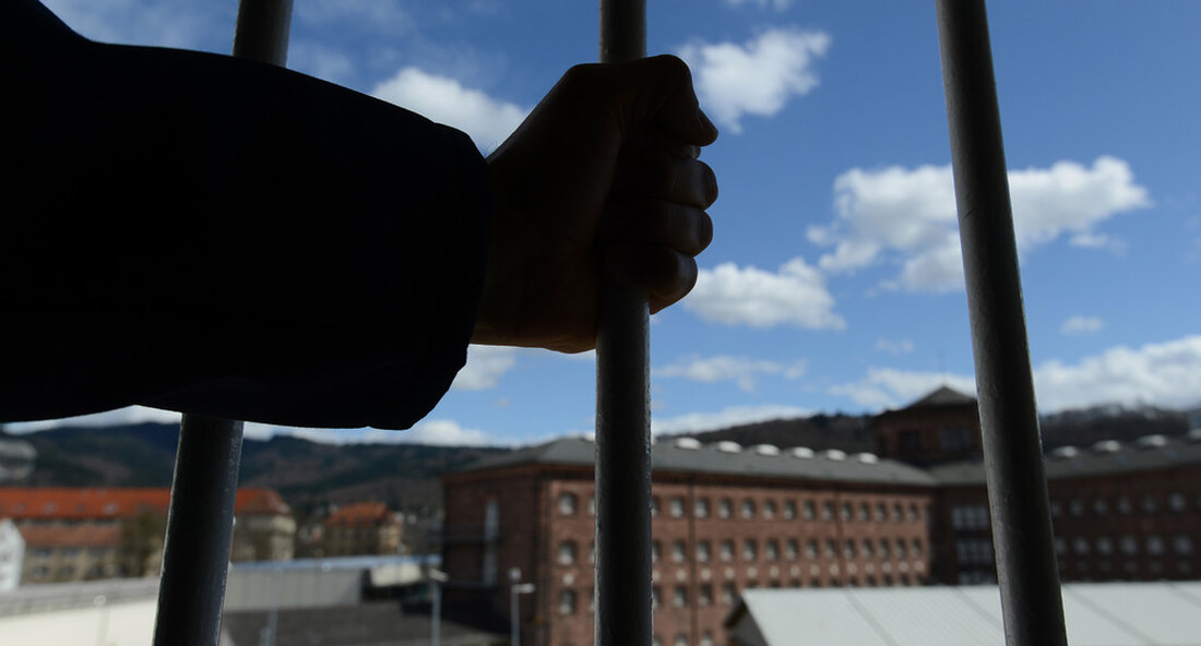 Der zweite Bauabschnitt des neuen Haftgebäudes für die Justizvollzugsanstalt Mannheim hat begonnen. Der Neubau schafft weitere 15 Haftplätze für weibliche Gefangene. Der zweite Bauabschnitt des neuen Haftgebäudes für weibliche Gefangene in der Justizvollzugsanstalt (JVA) Mannheim hat begonnen. Die Gesamtbaukosten dafür betragen rund 3,5 Millionen Euro. Der Neubau ist eingeschossig und soll weitere 15 Haftplätze für weibliche Gefangene in der JVA Mannheim schaffen. Das sternförmige Hauptgebäude der JVA Mannheim ist in den Jahren 1905 bis 1918 entstanden und steht unter Denkmalschutz. Der Neubau wird südlich der Zugangsabteilung errichtet. Nach dessen Fertigstellung gibt es insgesamt 30 Haftplätze für weibliche Gefangene. Auf dem …