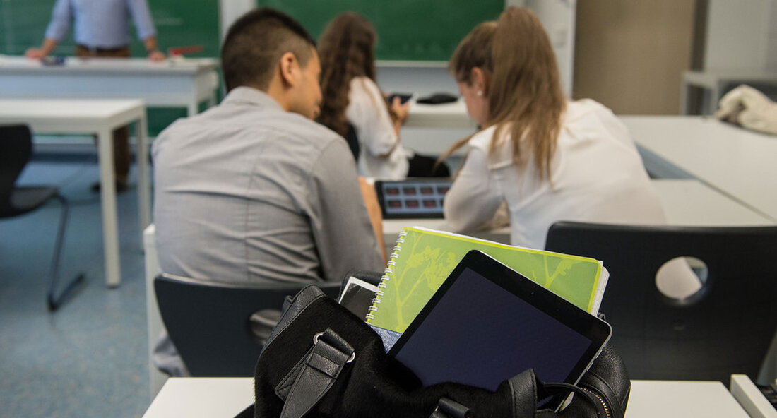 Zum Schuljahresabschluss 2021/2022 des Digitalisierungsprojekts der Realschulen haben die beteiligten Schulen ihre Ergebnisse und Konzepte vorgestellt. Im Projekt wurden Erkenntnisse dazu gesammelt, wie fach- und mediendidaktisch fundierte Konzepte in der Schulgemeinschaft verankert und wie Expertenwissen und Best-Practice-Beispiele möglichst effektiv genutzt werden können. Im laufenden Schuljahr haben 46 Realschulen am Digitalisierungsprojekt der Realschule teilgenommen. Bereits im zweiten Projektjahr werden damit mehr als zehn Prozent aller öffentlichen Realschulen digitalisierungsbezogen qualifiziert und begleitet. Am 25. Juli 2022 haben die beteiligten Schulen zum Schuljahresabschluss 2021/2022 ihre Ergebnisse (PDF) und Konzepte an den sechs Standorten der Regionalstellen des Zentrums für Schulqualität und Lehrerbildung (ZSL) vorgestellt. …