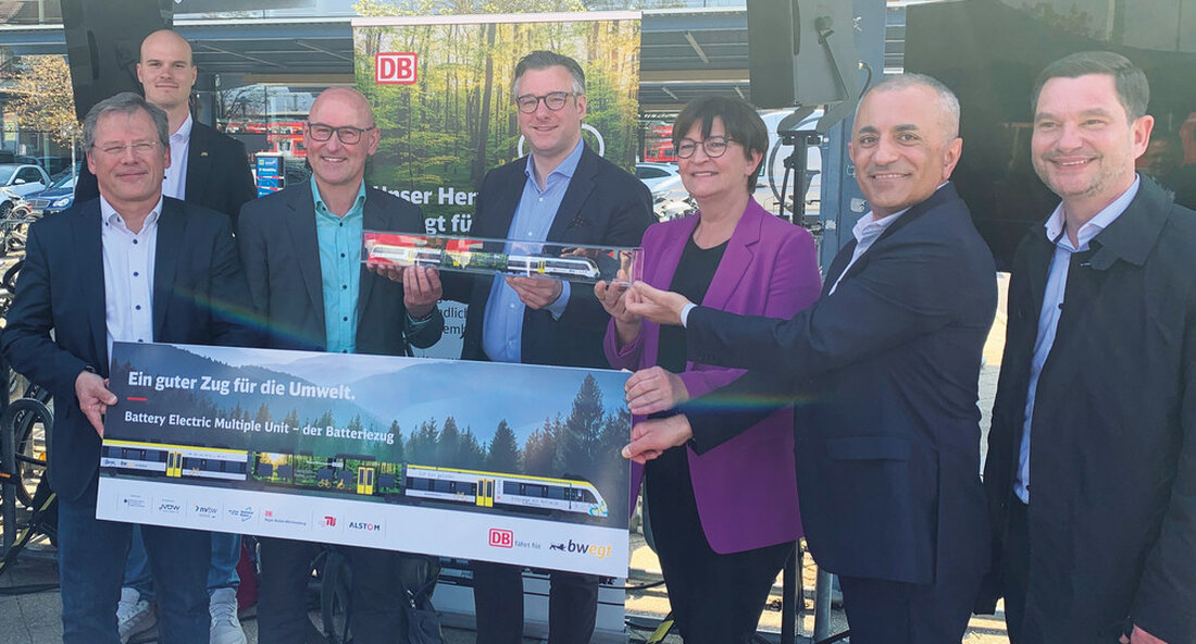 Der erste zugelassene Batteriezug von Alstom verkehrt zwischen Herrenberg und Eutingen im Gäu. Der Zug kommt bei Reisenden und Mitarbeitern gleichermaßen gut an. Seit dem 24. Januar 2022 fährt die Deutsche Bahn (DB) den ersten vollständig zugelassenen Batteriezug Alstom Test auf der Gaubahn zwischen Herrenberg und Eutingen im Gäu – ein großer Schritt für umwelt- und klimafreundliche Antriebstechnik im Nahverkehr. Der Zug hat bereits mehr als zwei Monate Praxiserfahrung und eine Strecke von 20.000 Kilometern im Gepäck. Erste Erkenntnisse zeigen, dass der Zug zuverlässig ist, die Batterie stabil ist und das elektrische Fahrerlebnis sowohl den Lokführer als auch die Fahrgäste …