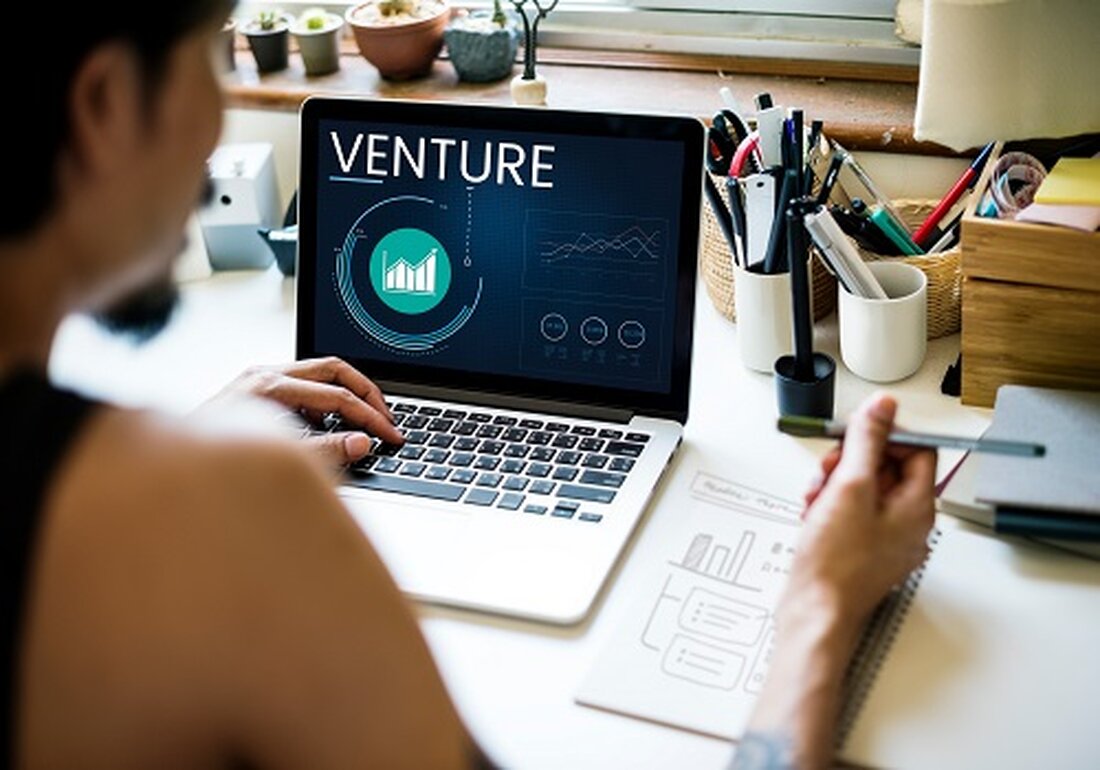 Andreessen Horowitz (a16z) plant, 3,4 Milliarden US-Dollar für seinen nächsten Früh- und Seed-Fonds aufzubringen. Berichten zufolge soll die Mittelbeschaffung Ende des Jahres beginnen. Laut Axios strebt Andreessen Horowitz (a16z), eine kryptofreundliche Risikokapitalgesellschaft mit Sitz im Silicon Valley, etwa 3,4 Milliarden US-Dollar für die nächsten Früh- und Startkapitalfonds an. Entsprechend der BerichtDer Kernfonds wird für a16z im Vergleich zu früheren Bemühungen eine leichte Steigerung bedeuten. Neue Wachstums-, Krypto- und Bio-Fahrzeuge Andreessen Horowitz ist einer der optimistischen VCs im Bereich KI, einem Bereich, in dem die Investitionen deutlich steigen. Da sich Projekte mit künstlicher Intelligenz jedoch als großer Erfolg für das Fundraising …