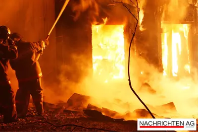 Dachstuhlbrand in Saarlouis: Feuerwehr kämpft gegen Flammenhöllen!