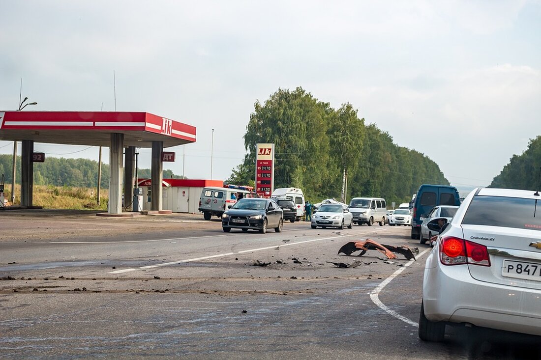 Ein Lastwagen kollidiert auf der A3 in Lohmar mit einem Auto, wobei die Fahrerin verletzt wird. Der Unfall wurde durch Dashcam-Bilder aufgeklärt. Wichtige Details hier.