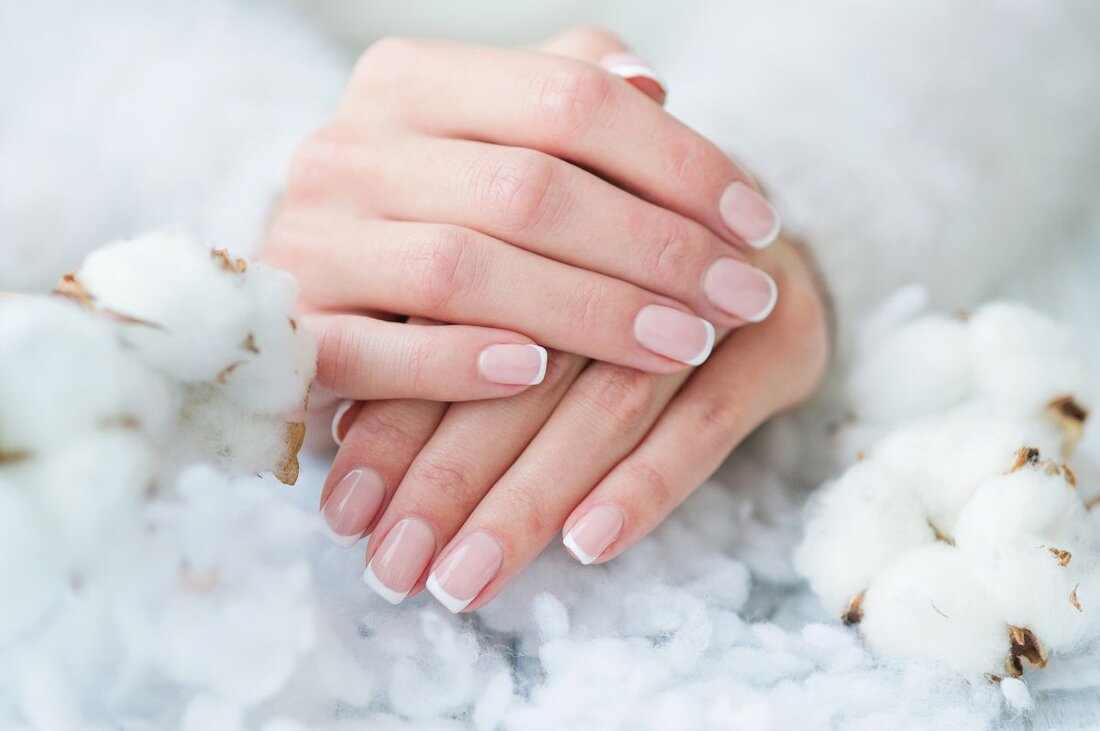 Der Frühling ist da, die ersten Sonnenstrahlen und etwas wärmeren Temperaturen sind schon da. Und mit ihm tauchen auch schon neue Mode- und Kosmetiktrends auf und erobern das Internet. Heute zeigen wir dir die besten Nageldesigns für den Frühling, die bereits das Internet erobert haben. Wenn der Frühling in der Luft liegt, dann sind Klassiker wie Beige und natürlich Farben angesagt, mit vielen schönen und auffälligen Farben. Natürlich sind Klassiker immer im Trend, egal bei welchem Wetter und zu welcher Jahreszeit. Welche Nägel sind im Frühling 2023 angesagt? Generell hängt alles vom Geschmack ab, denn jede Frau hat einen anderen …
