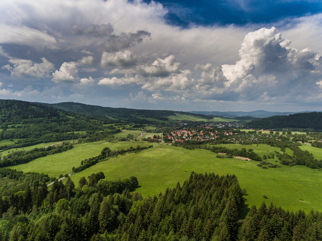 In den letzten Jahren hat die Suche nach qualitativ hochwertiger Seniorenpflege für deutsche Senioren im Ausland zugenommen. Immer mehr Menschen entdecken die Vorteile von Pflegeheimen in Polen, insbesondere in der Region Schlesien. Diese Einrichtungen bieten eine erstklassige Betreuung und eine herzliche Atmosphäre, die deutsche Senioren schätzen. In diesem Artikel werfen wir einen genaueren Blick auf Pflegeheime für deutsche in Polen und teilen einige Erfahrungen, die Senioren und ihre Familien gemacht haben. Warum Pflegeheime in Polen für Deutsche Senioren? Pflegeheime in Polen sind für deutsche Senioren eine attraktive Option aus verschiedenen Gründen. Erstens sind die Kosten oft wesentlich niedriger als in …