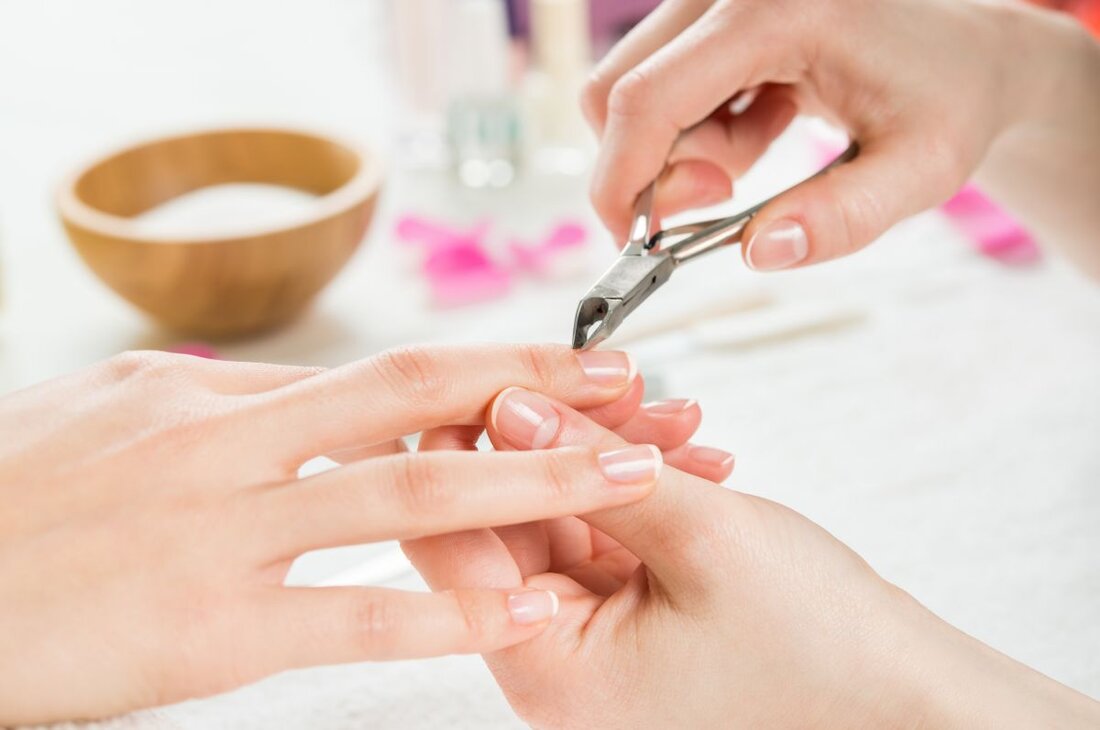 Für gesunde und gepflegt aussehende Nägel kannst du zu Hybridnagellack greifen, der sich durch große Haltbarkeit und Farbtiefe auszeichnet. Er ist eine Alternative zu Acryl- und Gelnägeln. UV-Nägel – Eigenschaften UV-Nagellacke sind eine Alternative zu Acryl- und Gelnägeln. Zunächst einmal ist es wichtig zu wissen, dass so genannte „UV-Nägel“ standardmäßig nicht dazu gedacht sind, die Nägel zu verlängern – sie können dazu beitragen, sie nur ein wenig zu verlängern -, sondern in erster Linie dazu, die Nagelplatte mit einer gehärteten Schicht zu schützen und auf effektivere Weise als mit gewöhnlichem Nagellack ein ästhetisch ansprechendes Aussehen zu erzielen. Acryl ist ein …