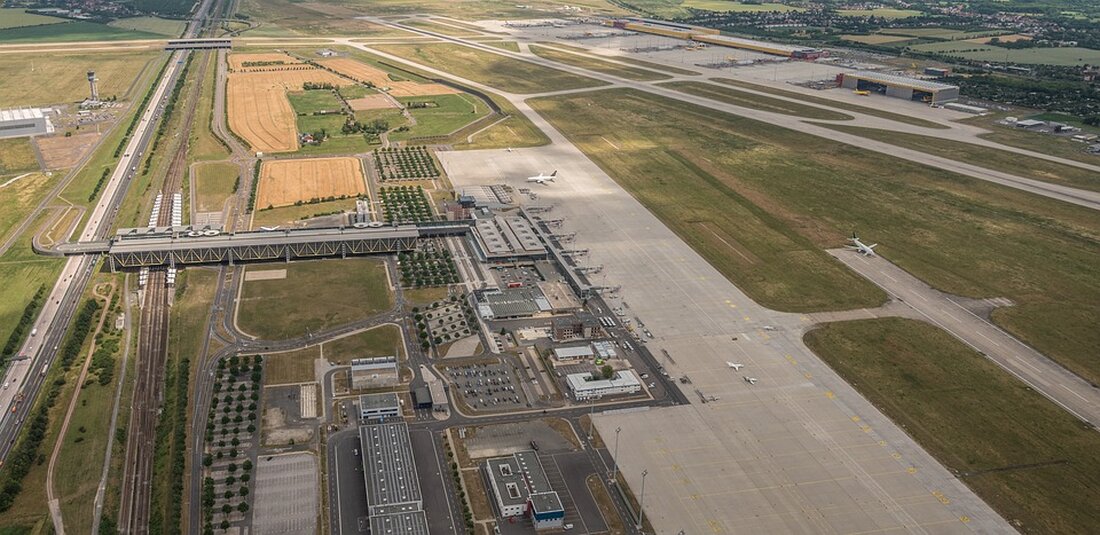Aufgrund von Sanierungsarbeiten kommt es auf der A9 im Bereich des Schkeuditzer Kreuzes vom 28.07.2024 bis 02.08.2024 zu Verkehrseinschränkungen. Die Richtungsfahrbahn München ist zwischen der Anschlussstelle Halle und dem Schkeuditzer Kreuz sowie zwischen den Anschlussstellen Halle und Großkugel voll gesperrt. Es gibt ausgeschilderte Umleitungen. Weitere Sperrungen betreffen die Anschlussstelle Wiedemar und den Parkplatz "Kapellenberg". Freuen Sie sich auf alternative Ausweichmöglichkeiten. Kontaktieren Sie uns bei Rückfragen. Beste Grüße aus Halle!