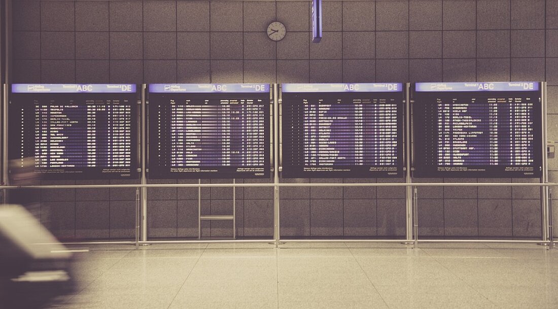 Entdecken Sie die alarmierenden Ergebnisse der Umfrage "Chefsache Business Travel": Knapp 70% der Geschäftsreisenden wurden Opfer von Cyber-Angriffen. Erfahren Sie, warum Unternehmen das Potenzial von Reiserichtlinien nicht ausschöpfen und welche Maßnahmen zur Sensibilisierung und zum Schutz der Mitarbeitenden nötig sind. Schützen Sie Ihre sensiblen Daten auf Geschäftsreisen effektiv!