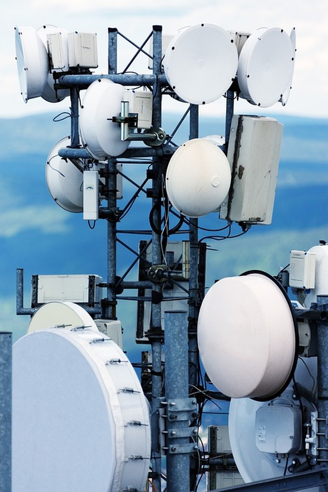 Die Telekom hat die Mobilfunkversorgung im Landkreis Dahme-Spreewald verbessert. Mit neuen LTE- und 5G-Standorten in Groß Köris und Wildau erhöht sich die Bandbreite und der Empfang in Gebäuden. Bis 2026 sind weitere Ausbauprojekte geplant, um die Erreichbarkeit und Versorgung an entscheidenden Standorten zu optimieren. Erfahren Sie mehr über die Entwicklungen und die künftigen Pläne.