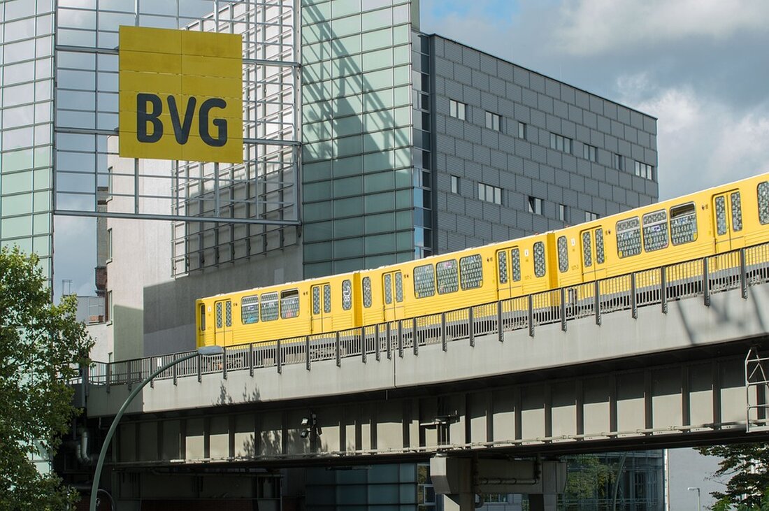 Entdecken Sie die aktuellen Herausforderungen der Berliner Verkehrsbetriebe (BVG) in unserem Artikel. Erfahren Sie, wie U-Bahn-Ausfälle, reduzierte Busfahrpläne und ein Mangel an Fahrern die Mobilität in Berlin beeinträchtigen. Lesen Sie, welche Maßnahmen BVG-Chef Henrik Falk ergreifen muss, um das Vertrauen der Fahrgäste zurückzugewinnen und die Infrastruktur endlich zu sanieren. Informieren Sie sich über die notwendigen Veränderungen und die Rolle des Landes in dieser Krise.