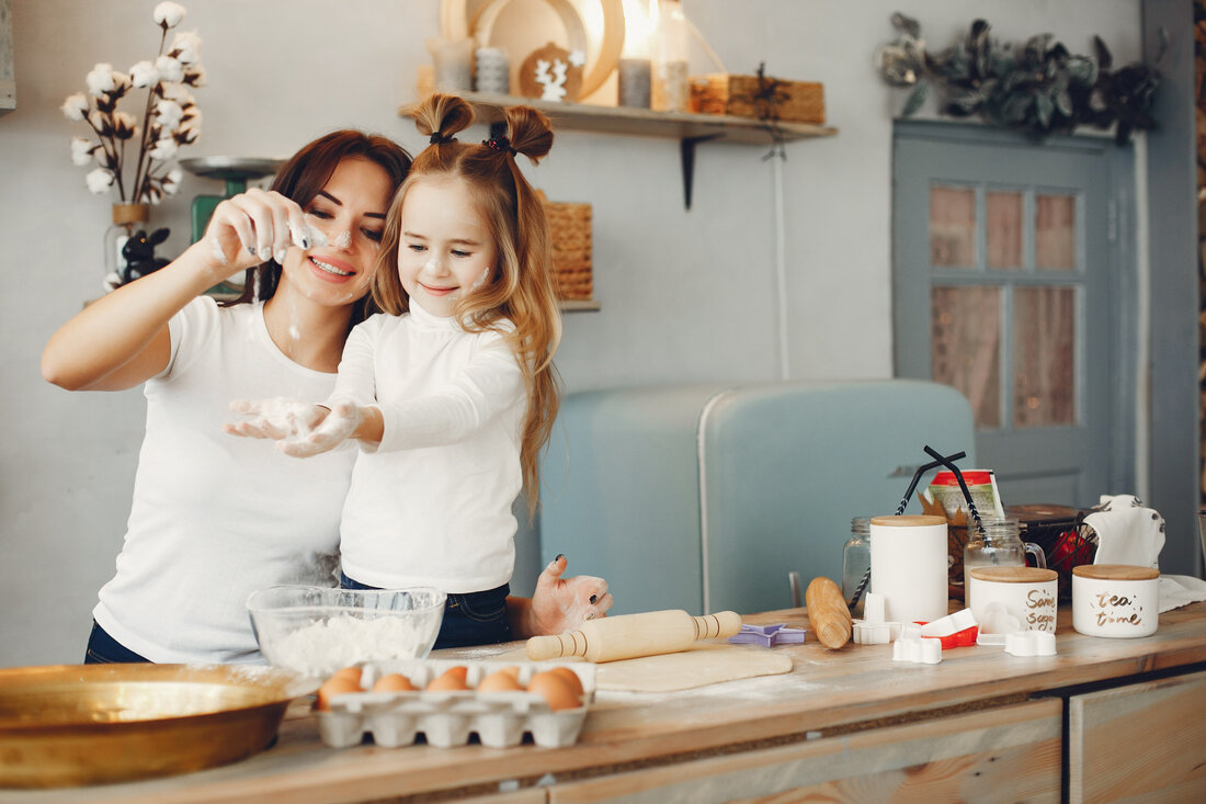 Sobald das Kind anfängt zu krabbeln oder zu laufen, hört die sorgenlose Arbeit in der Küche auf. Sie müssen Ihren Sprössling die ganze Zeit im Auge behalten und hin und wieder alles stehen und liegen lassen, um ihm aus der Patsche zu helfen. Dabei muss es doch so nicht sein. Dank dem Küchenhelfer bereiten Sie mit Ihrem Kind gemeinsam das Essen vor, ohne sich dabei Sorgen zu machen. Den Alltag mit einem Kind unter einen Hut kriegen? Ist oft leichter gesagt als getan. Doch mit den richtigen Ausrüstung kriegen Sie genau das hin. Worauf können Sie vertrauen? Vor allem auf …