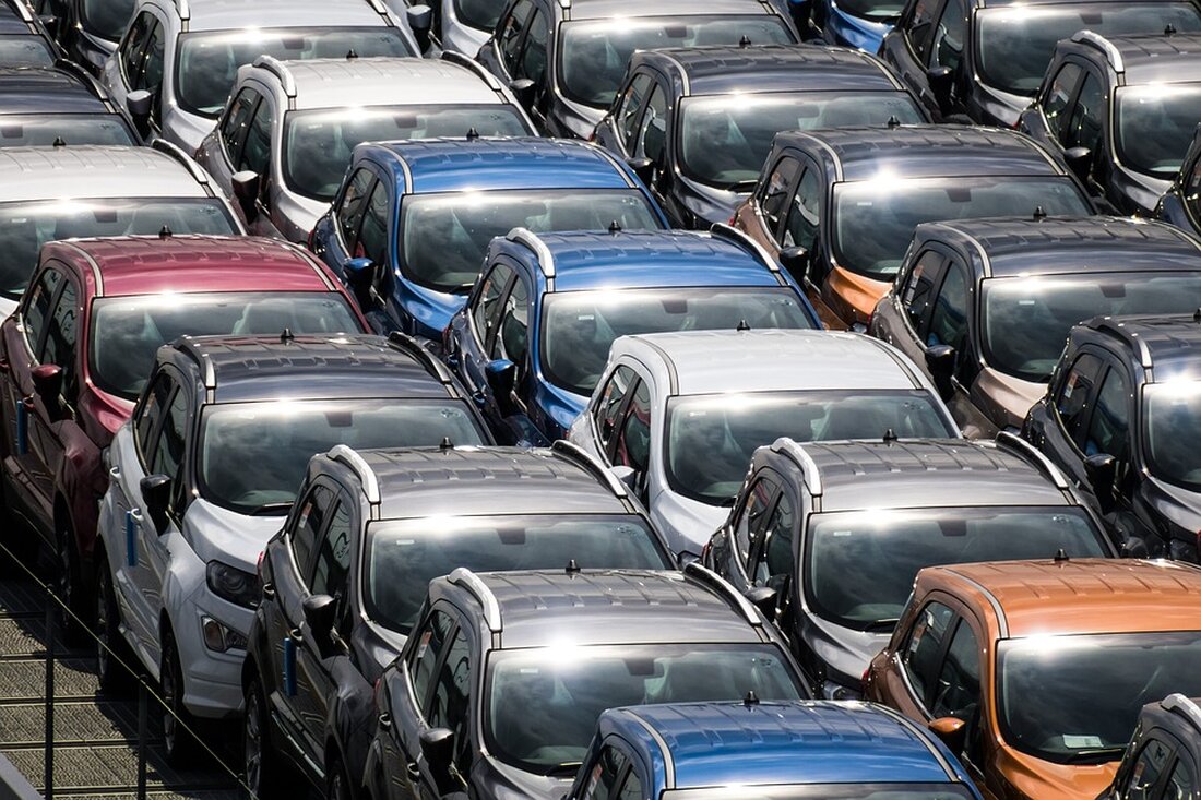 Die Autoindustrie sieht die Zukunft der Produktion in Deutschland in Gefahr. VDA-Präsidentin Hildegard Müller warnt vor einem gravierenden Standortproblem und fordert billige Energie, gesicherte Rohstoffe und Bürokratieabbau. Die schleichende Deindustrialisierung könne nur gestoppt werden, wenn Deutschland bei den Produktionskosten mithalten könne. Berlin müsse mehr Druck auf Brüssel machen und Energiepartnerschaften sowie Handelsabkommen abschließen, um die Industrie in Europa zu halten. Die Frage nach Arbeitszeitverkürzung und Lohnerhöhungen sei angesichts der wachsenden internationalen Konkurrenz berechtigt.
