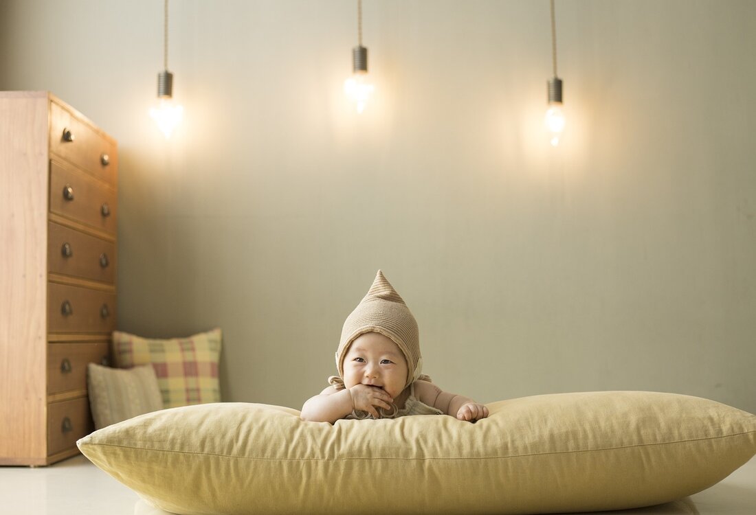 Als Eltern müssen Sie sicherstellen, dass Ihr Baby genügend Ruhe bekommt, denn das ist wichtig für sein Wachstum und seine Entwicklung. Viele Eltern konzentrieren sich darauf, eine Schlafenszeit-Routine für ihre Kleinen einzurichten. Was sie jedoch nicht wissen, ist, dass ihre eigenen Schlafenszeit-Gewohnheiten einen großen Einfluss auf das Schlafverhalten ihres Babys haben können. In diesem Artikel erfahren Sie, warum die Schlafroutine Ihres Babys mit Ihren eigenen Schlafenszeit Gewohnheiten beginnt. Die Bedeutung einer konsequenten Schlafenszeit-Routine Bevor wir uns mit dem Zusammenhang zwischen Ihren Schlafenszeit-Gewohnheiten und der Schlafroutine Ihres Babys befassen, wollen wir zunächst die Bedeutung einer konsequenten Schlafenszeit-Routine für Ihr Kind erörtern. …