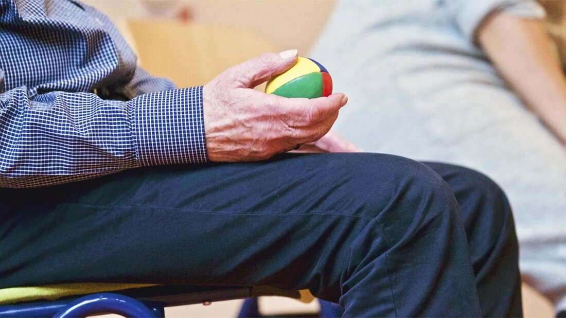 Entdecken Sie, wie effektive Delir-Prävention älteren Menschen helfen kann. Erfahren Sie mehr über die Risiken und Schutzmaßnahmen, die das Zentrum für Qualität in der Pflege (ZQP) bereitstellt. Kostenloses Schulungsmaterial für Pflegekräfte unterstützt die professionelle Versorgung und sensibilisiert für das Thema Delir. Besuchen Sie uns für wertvolle Informationen!