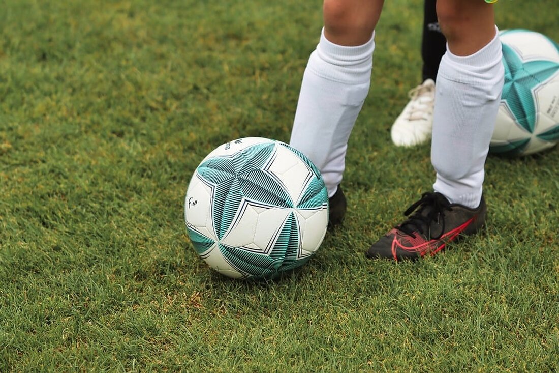Entdecken Sie, wie MATCHDAY NUTRITION® die Ernährung von Fußballspielern revolutioniert! Erfahren Sie, warum diese innovativen Nahrungsergänzungsmittel auf die speziellen Bedürfnisse von Hobbysportlern und Profis zugeschnitten sind und erfahren Sie, wie Sie Ihre Leistungsfähigkeit auf dem Spielfeld nachhaltig steigern können. Besuchen Sie jetzt unseren Online-Shop und optimieren Sie Ihre Trainings- und Spielsaison!