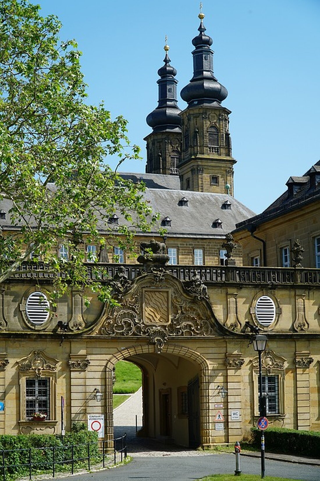 Claudia Banz wird ab Februar 2025 die neue wissenschaftliche Direktorin des Weltmuseums Wien. Mit ihrer umfangreichen Erfahrung in der Museumsarbeit und ihrem Ansatz zur kritischen Auseinandersetzung mit Sammlungen und globalen Themen, wird sie maßgeblich zur Weiterentwicklung des Hauses beitragen. Erfahren Sie mehr über ihre beeindruckende Karriere und ihre Vision für das Weltmuseum.
