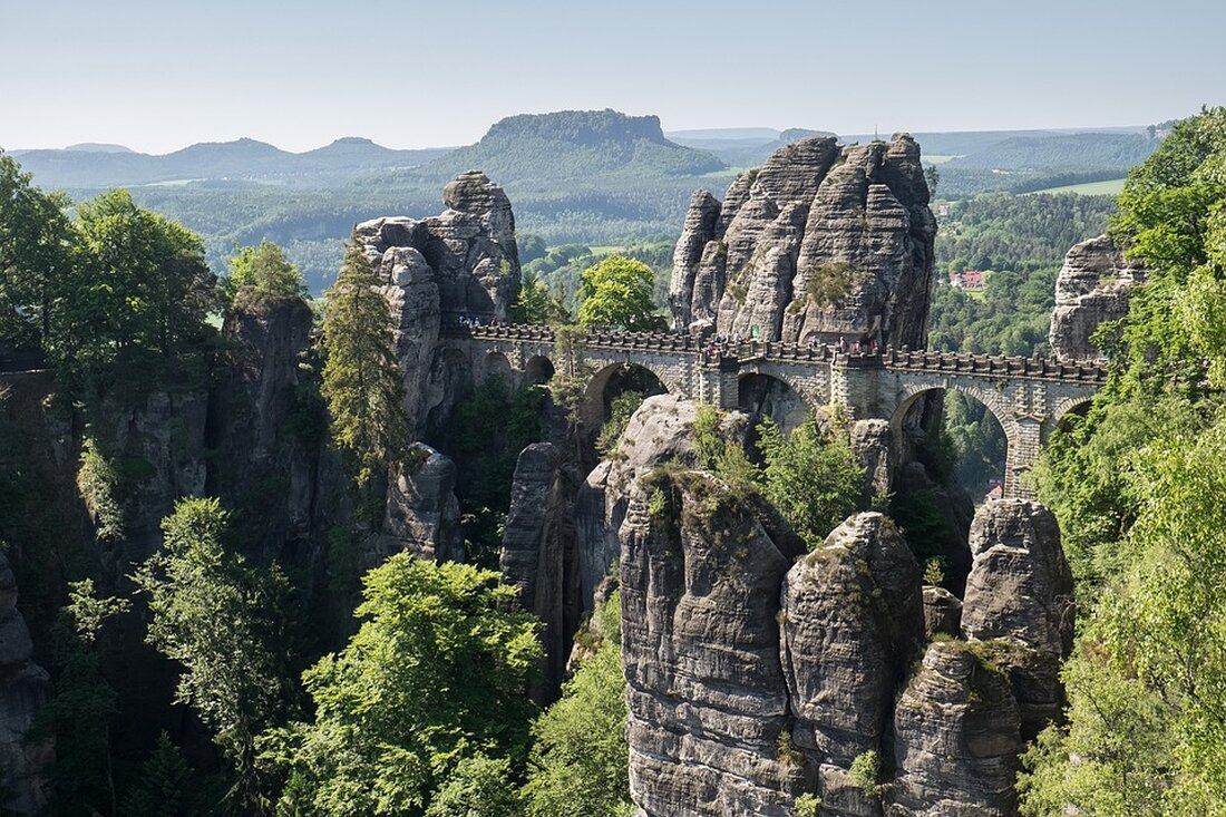Verbraucherzentrale Sachsen klagt gegen Aldi Nord wegen irreführender Werbung für ein Balkon-Kraftwerk Die Verbraucherzentrale Sachsen hat Klage gegen Aldi Nord wegen irreführender Werbung für ein Balkon-Kraftwerk im Onlineshop eingereicht. Der Vorwurf lautet, dass die technischen Angaben nicht korrekt seien und dem Kunden eine größere Ersparnis versprechen würden, als tatsächlich möglich ist. Michael Hummel, Jurist bei der Verbraucherzentrale, erklärt: „Wer bei der erreichbaren Leistung fast das Doppelte angibt, was die Anlage erreichen kann, führt interessierte Verbraucher in die Irre und verstößt gegen geltendes Recht.“ Zuerst hatte die Verbraucherzentrale den Einzelhändler abgemahnt, jedoch ohne Erfolg. Nun wird auf Unterlassung der angeblich unzulässigen …