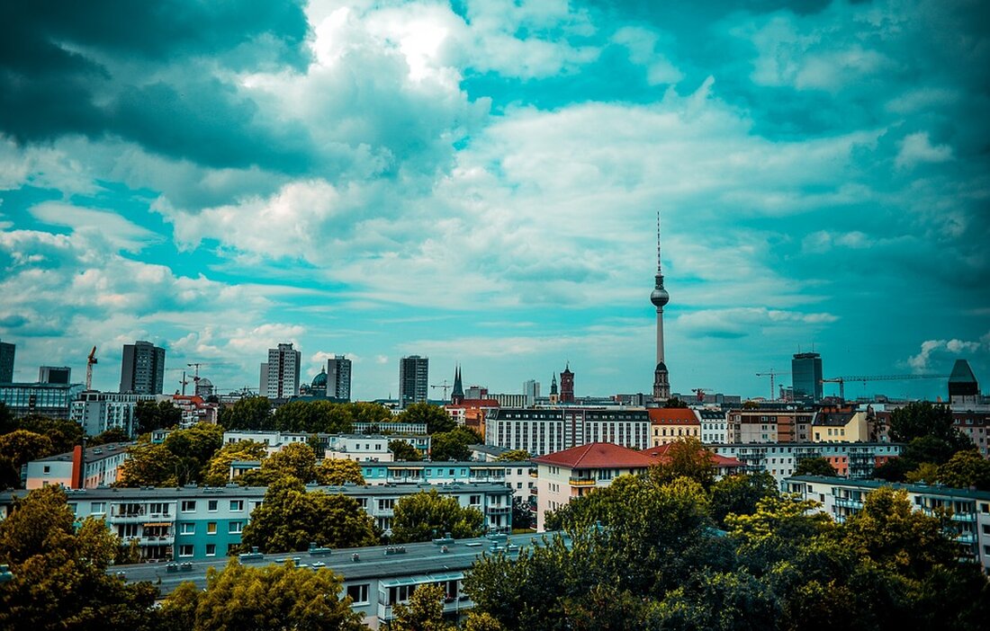 Am Alexanderplatz in Berlin-Mitte fand eine angemeldete Demonstration zum Nahostkonflikt statt, die etwa 800 Teilnehmer anzog. Die Rede während der Kundgebung wurde auf Deutsch gehalten und betonte das Gedenken an Märtyrer in Gaza. Die Teilnehmer äußerten den Wunsch nach Meinungsfreiheit und kritisierten die verzerrte Darstellung des Konflikts in den Medien. Einige trugen Schilder mit Aussagen wie „Made in the West: Antisemitism and Islamophobia. Don’t blame it on muslims“ oder „We love Jews. We are just against Zionism“. Der Redner betonte auf Deutsch, dass jeglicher Judenhass vermieden werden solle und dass keine Fahnen verbrannt werden dürften. Am Ende der Kundgebung wurden …