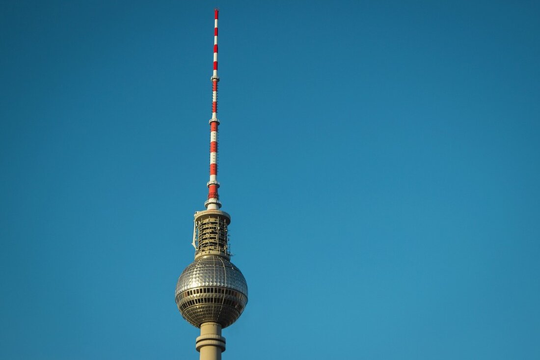 Erfahren Sie in den Ergebnissen des "KPMG Cloud-Monitors" 2024, wie Unternehmen in Deutschland Cloud-Dienste und KI-Lösungen nutzen. Entdecken Sie Trends zu hybriden Cloud-Modellen, IT-Sicherheit, Kostenoptimierung und der Bedeutung von ESG-Aspekten. 98 % der befragten Firmen sind in der Cloud tätig – lesen Sie die wichtigsten Erkenntnisse und strategischen Ziele für die Zukunft.