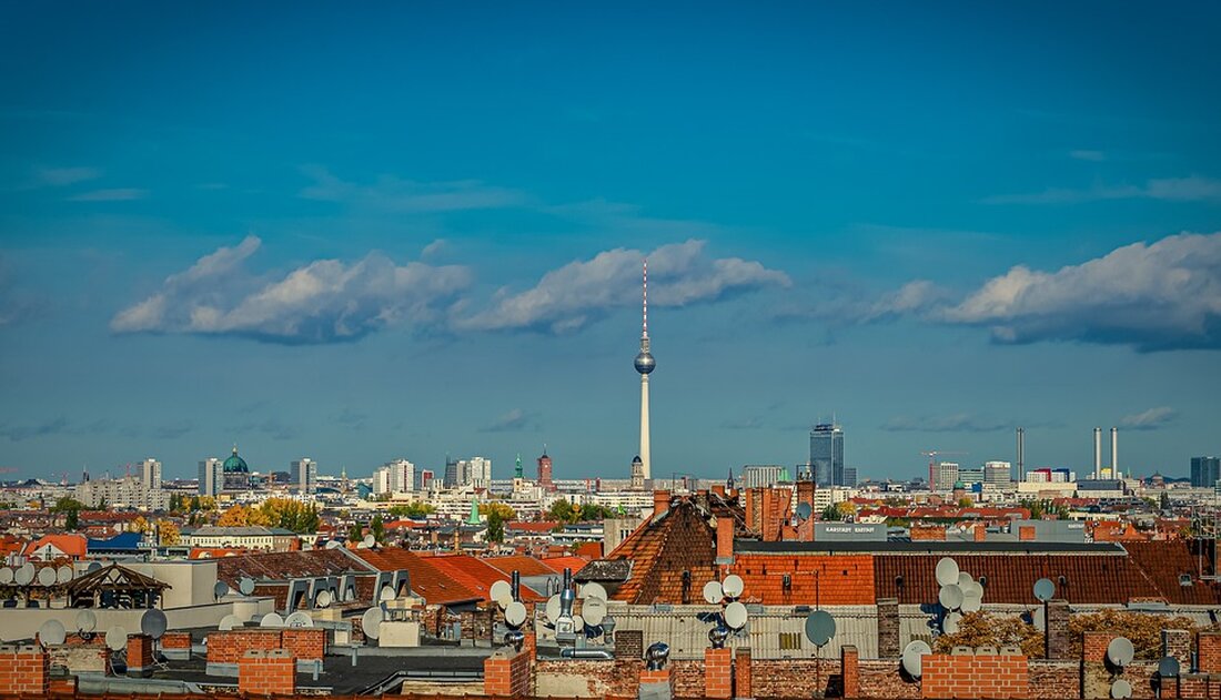 Berlin – An die hässlichen Szenen auf den Straßen von Neukölln hat man sich ja fast schon gewöhnt: das Geschrei auf Arabisch, die Aggression, die von der Menge ausgeht. Doch was ich dann erlebte, war schlimmer. Ich nutzte einen der Fahrdienste, die Konkurrenz zum Taxi. Der Fahrer: etwa 35 Jahre alt, gepflegter Bart, helle Hose, blaue Jacke. Er war sehr nett, sprach sehr gut Deutsch, lebt seit 20 Jahren in Berlin. Halloween? Ihm sei nicht nach Feiern zumute. Er lenkte das Gespräch auf Israel. „Kennen Sie die Wahrheit? Die deutschen Medien lügen alle!“ Er wusste nicht, wer ich bin. „Ich …
