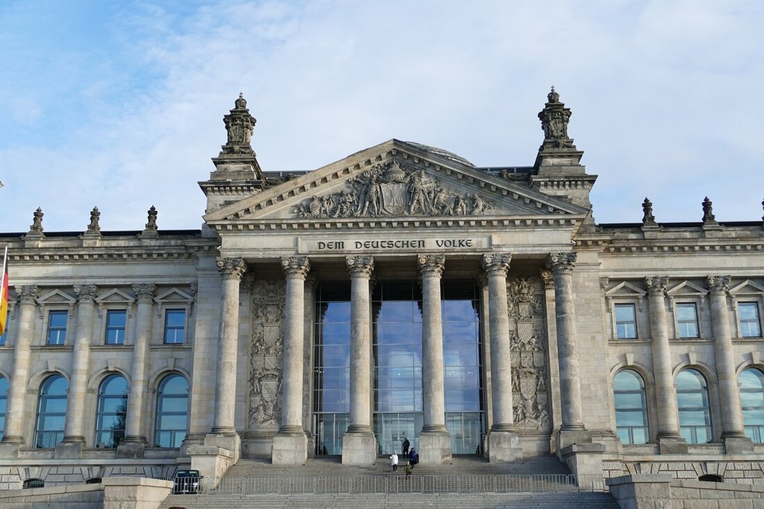 "Erfahren Sie in unserem Artikel die aktuellen Entwicklungen im Bundestag zur Entbürokratisierung, insbesondere im Vierten Bürokratieentlastungsgesetz. ZIA-Präsidentin Iris Schöberl analysiert die Chancen und Herausforderungen für die Immobilienwirtschaft. Lesen Sie, welche Maßnahmen geplant sind und wo noch Verbesserungsbedarf besteht."