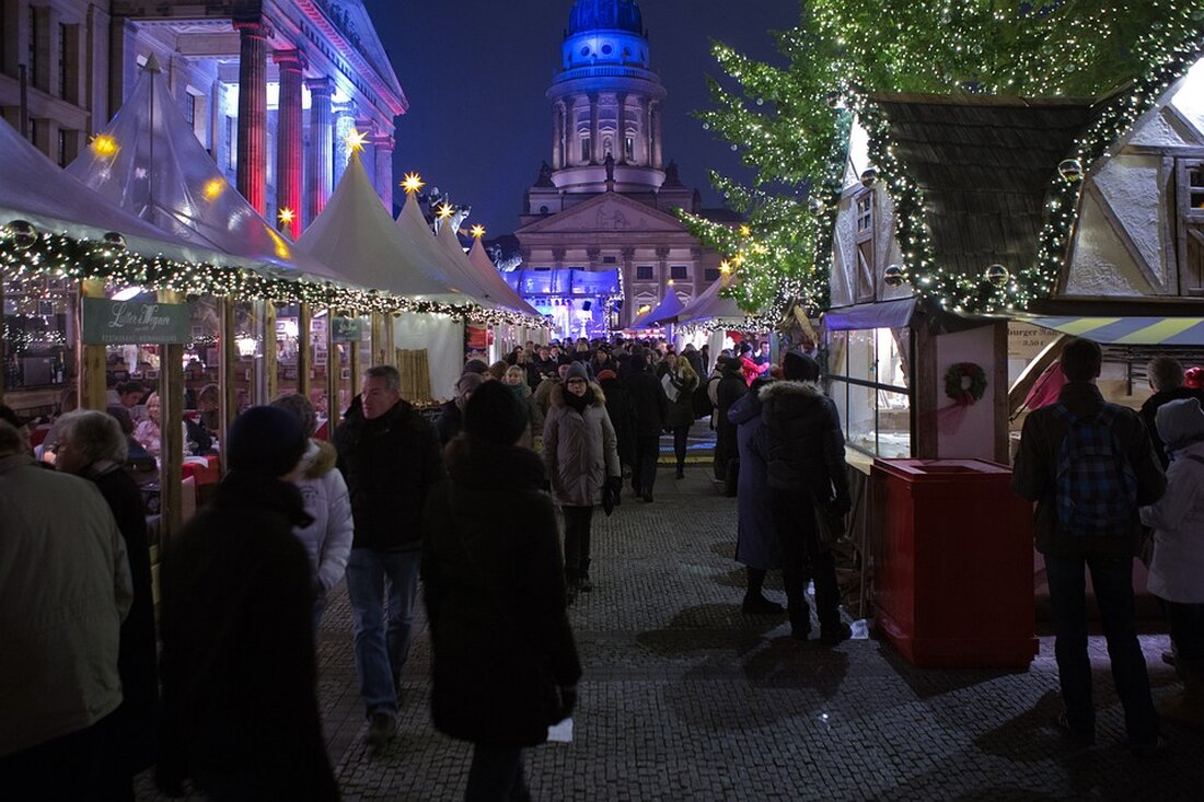 Die insolvente Modehandelskette Hallhuber könnte Medienberichten zufolge ihre Filialen bis Ende Oktober schließen. In Berlin sind Geschäfte unter anderem in der Mall of Berlin und am Kurfürstendamm betroffen. Wie die „Immobilien-Zeitung“ berichtet, kündigte die Münchner Zentrale der Handelskette bereits alle bestehenden Mietverträge für 130 Ladengeschäfte in Deutschland, Österreich und der Schweiz zum Monatsende. Seit Jahren in der Krise Dem „Focus“ zufolge sollen sich die „geplanten Schritte zur Auflösung des Unternehmens bereits in einem fortgeschrittenen Stadium“ befinden. Ein Sprecher teilte dem Medium jedoch auch mit, dass noch mit möglichen Investoren verhandelt werde, also eine kleine Chance auf Rettung bestehe. Hallhuber hatte …