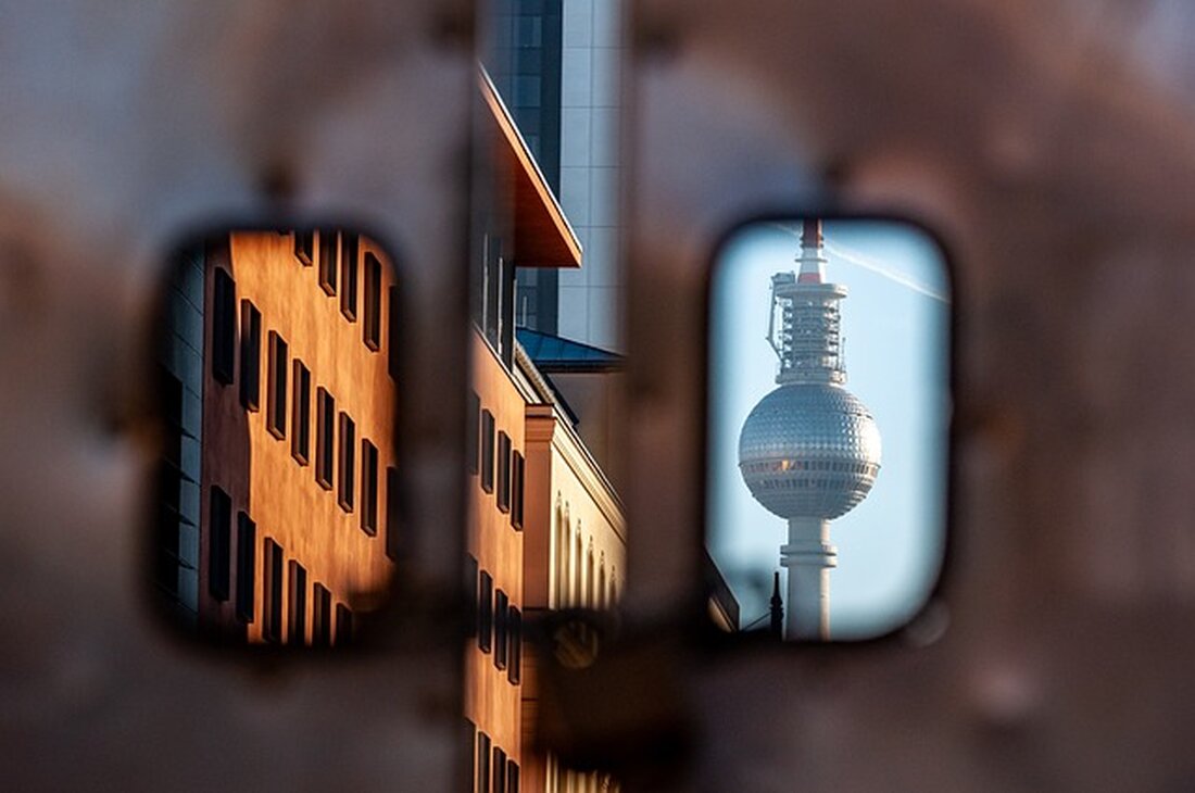 In einer Stadt wie Berlin herrscht immer viel Bewegung. Dabei sind es nicht nur die Touristen, die kommen und gehen. Auch Geschäftsreisende sind hier viel unterwegs – für Meetings, Messen und die Montage. In Großstädten wird nämlich immer etwas gebaut. Bauprojekte und Veränderungen der Infrastruktur benötigen deshalb, in der Regel für einige Wochen oder sogar Monate, helfende Hände und geschulte Arbeitskräfte, die temporär, aber mit vollem Einsatz an dem Projekt mitarbeiten. Doch wo sollen diese Arbeitskräfte unterkommen? Hotels sind teuer und verfügen nur selten über Kochmöglichkeiten oder Langzeitoptionen. Diese Aspekte sind für Handwerker und Bauarbeiter aber von großer Bedeutung, und …