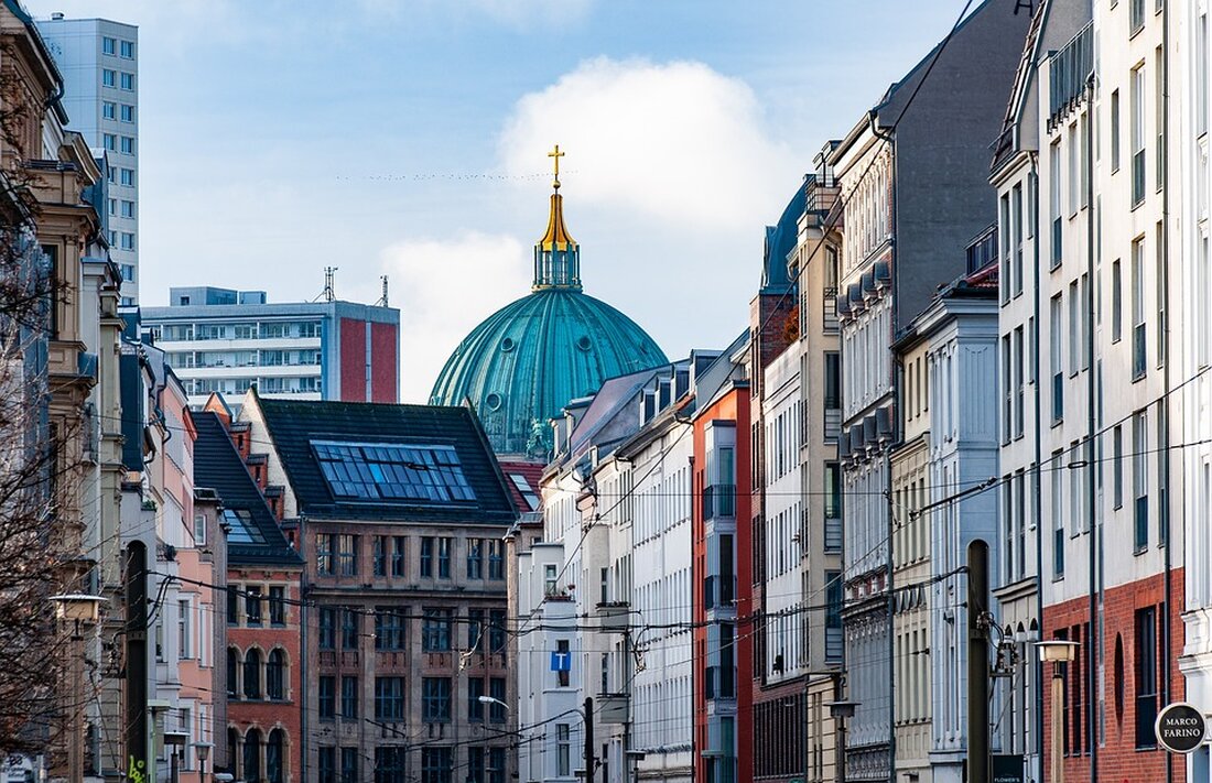 Entdecken Sie das provokante Phänomen des "Männertanga" in einem umfassenden Buch, das die Geschichte und Akzeptanz des Männerstrings beleuchtet. Auf 144 Seiten erwarten Sie faszinierende Einblicke und eindrucksvolle Bilder, die den kleinen Schlüpfer ins Rampenlicht rücken. Ideal für Modebewusste und Neugierige – jetzt im Handel erhältlich!