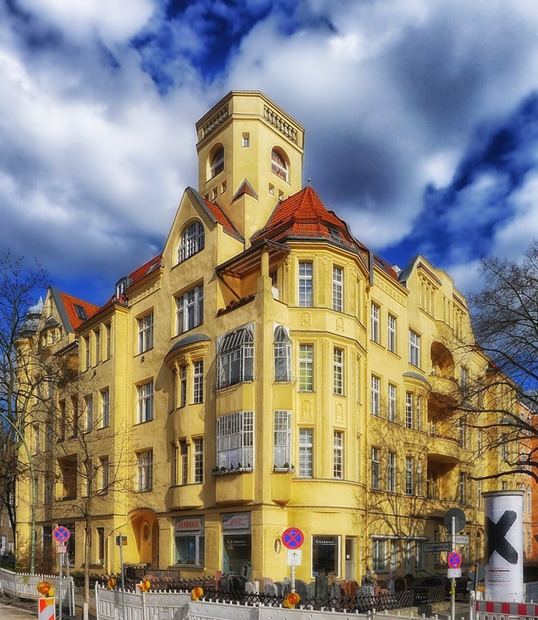 Gemäß einem Bericht von B.Z. Berlin werden in Berlin immer mehr Bürgern das Recht zum Kauf, Besitz und zur Führung von Waffen verboten. Im Jahr 2019 stieg die Zahl der Betroffenen auf 481, im Vergleich zu 308 im Jahr 2018. Der CDU-Abgeordnete Timur Husein, der diese Zahlen beim Innensenat erfragt hat, kommentierte dies damit, dass Berlin nicht friedlicher geworden sei. Die betroffenen Waffen umfassen sowohl solche, für die keine Erlaubnis erforderlich ist, wie Schreckschusswaffen, Luftgewehre, Schlagstöcke und Schwerter, als auch erlaubnispflichtige Waffen, also Waffen, die einen Waffenschein erfordern. Die Verbote betreffen unterschiedliche Personen, darunter Jäger und Sportschützen, die Straftaten begangen …