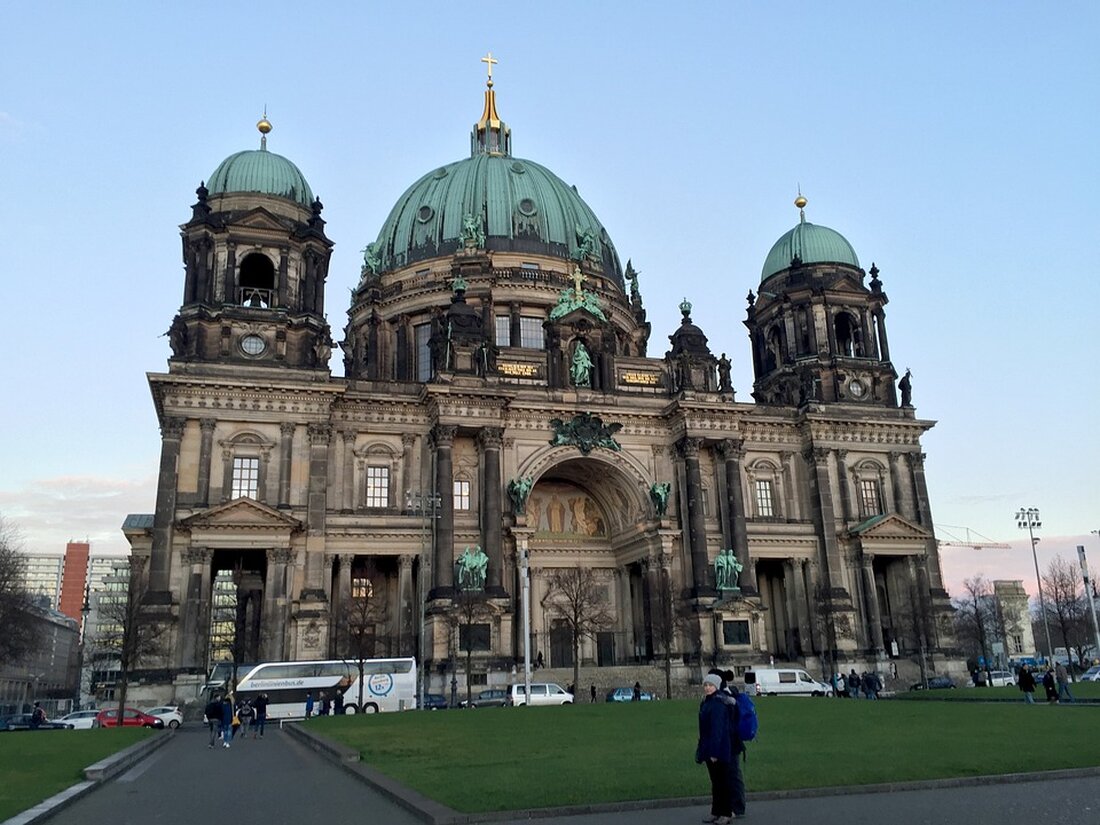 Erfahren Sie in unserem Artikel, warum die geplante Reform des Berliner Rettungsdienstgesetzes als unzureichend wahrgenommen wird. Experten warnen vor einem gefährlichen Weg und kritisieren den Entwurf als unkonkret und fehlgeleitet. Lesen Sie die Meinungen von Fachleuten und erfahren Sie, welche Maßnahmen notwendig wären, um die Sicherheit der Bevölkerung zu gewährleisten.