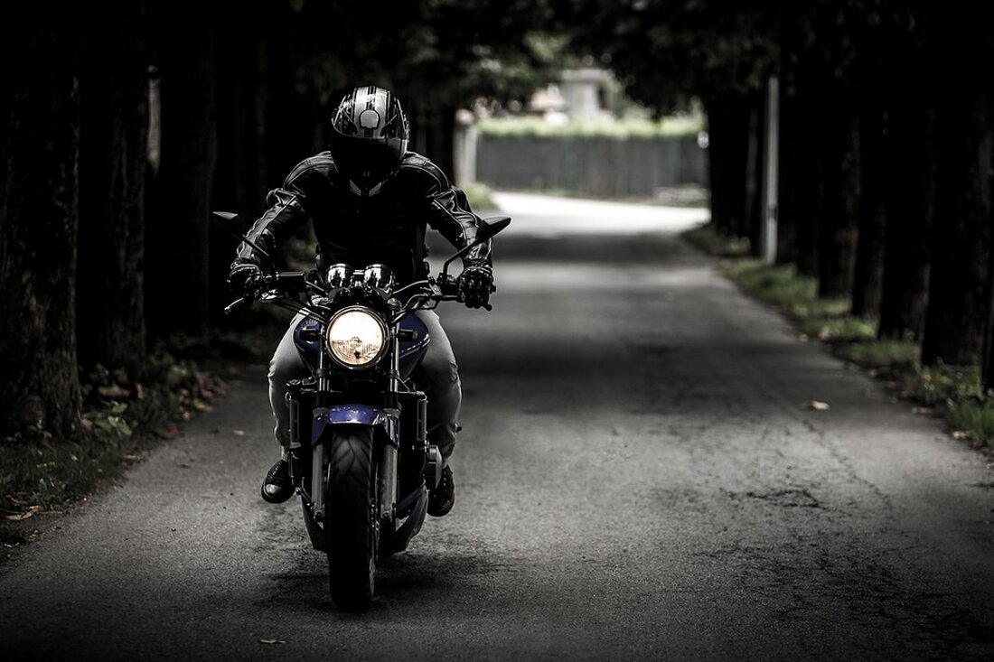 Motorradfahrer schwebt nach Unfall auf der A14 in Lebensgefahr Ein Motorradfahrer ist bei einem Unfall auf der A14 am Schkeuditzer Kreuz lebensbedrohlich verletzt worden. Wie die Polizei mitteilte, war der Fahrer am Sonntag gegen 8 Uhr in Richtung Halle unterwegs, als er aus bisher ungeklärter Ursache in die Leitplanke fuhr. Die genauen Umstände des Unfalls sind derzeit unklar. Die Überfahrt von der A14 auf die A9 war gesperrt.
