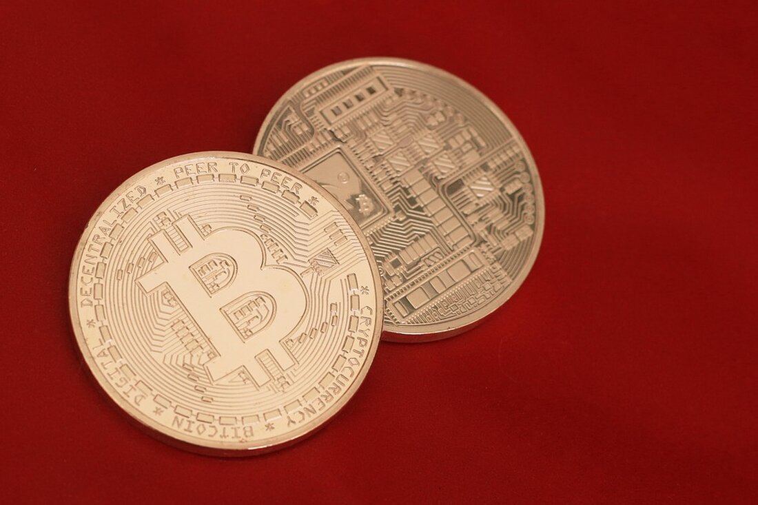 Der Altcoin-Markt zeigt Schwankungen: ADA kehrt in die Top 10 zurück, AAVE überwindet Widerstände, während Bitcoin um 64.000 USD kämpft.