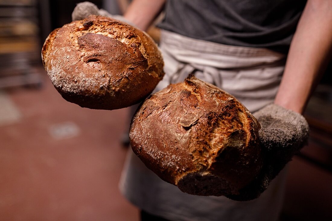 Sächsische Bäckerei ändert umstrittenen „Mohrenkopf“ zu „M-Kopf“ nach Rassismusvorwürfen; Debatte über Diskriminierung.