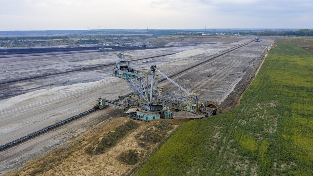 MIBRAG nimmt riesige Photovoltaik-Anlage südlich von Leipzig in Betrieb Das Bergbauunternehmen MIBRAG hat auf einem alten Tagebaugelände südlich von Leipzig eine riesige Photovoltaik-Anlage in Betrieb genommen. Die Anlage mit dem Namen Peres II umfasst mehr als 66.000 Solarmodule und erstreckt sich über eine Fläche von 55 Hektar, was etwa 77 Fußballfeldern entspricht. Nachhaltige Energieproduktion Die neue Anlage Peres II hat laut Unternehmensangaben eine jährliche Stromproduktionskapazität von rund 38.000 Megawattstunden. Das entspricht theoretisch dem Strombedarf von mehr als 15.000 Haushalten. Allerdings ist geplant, den dort produzierten Strom im unternehmenseigenen Netz zu verwenden, um die notwendige Energie für die geplante Produktion von …
