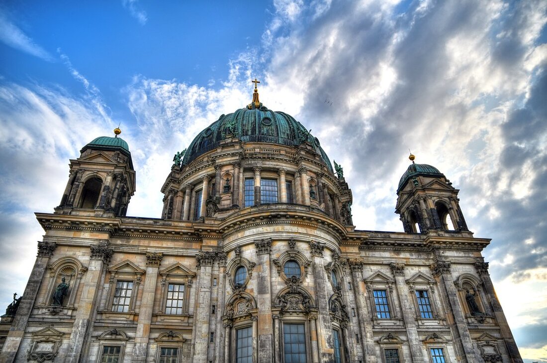 Die Berliner Sparkasse hat ihren neuen, nachhaltigen Sitz in Johannisthal eröffnet und setzt auf moderne Arbeitsumgebungen für 1.300 Mitarbeiter. Das von BAUWERT AG realisierte Gebäude fördert Flexibilität und Zusammenarbeit und wurde mit dem Gold-Standard für nachhaltiges Bauen zertifiziert. Erfahren Sie mehr über die innovative Gestaltung und die Zukunftspläne am Wissenschaftsstandort Adlershof.