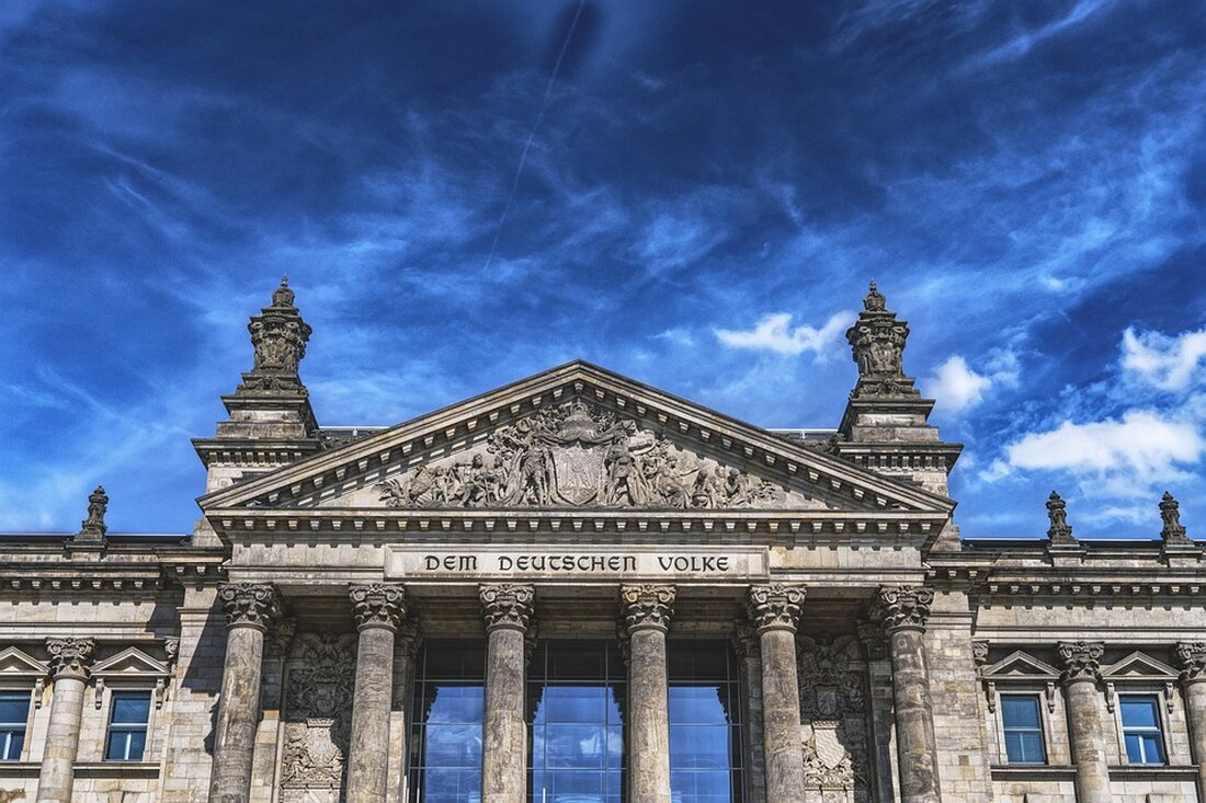 Bundesinnenministerin Faeser erhält Bürgerrat-Forderungen zur Bekämpfung von Fake-News; Correctiv soll Desinformationsranking erstellen.