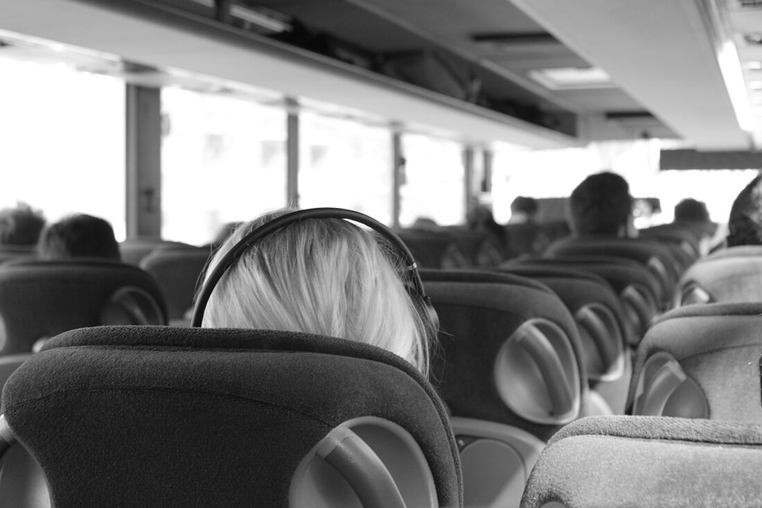Eine 32-jährige Frau griff in einem Bus in Siegen mit einem Messer wahllos Fahrgäste an, verletzte sechs Menschen – drei lebensgefährlich.