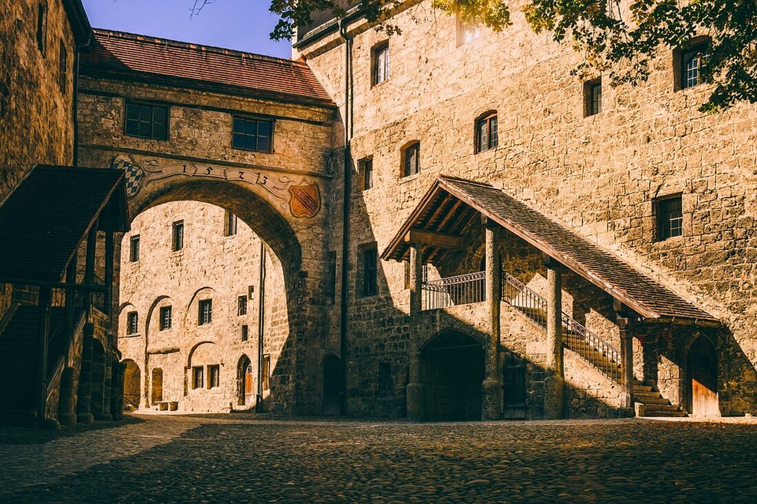 Syrischer Häftling (23) sticht JVA-Beamten im Hals. Prozess um heimtückischen Mordversuch in Frankenthal.isciplinarly spannend.