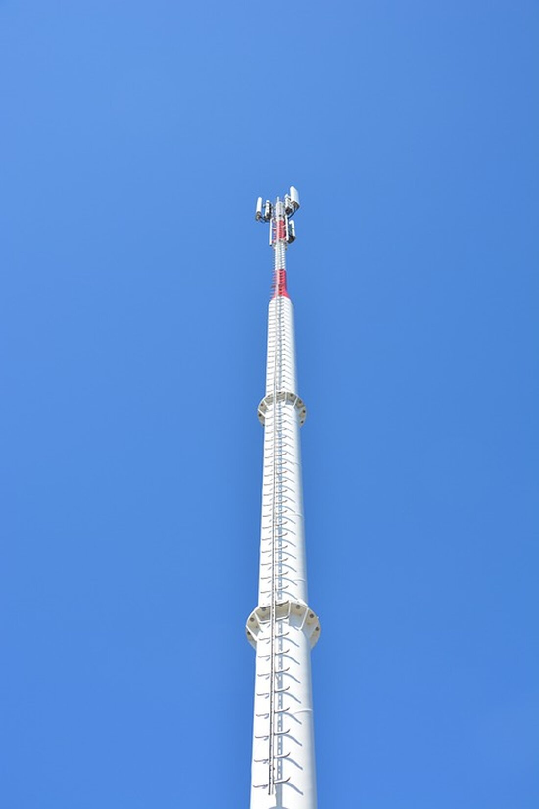 Die Telekom hat die Mobilfunkversorgung im Landkreis Saalfeld-Rudolstadt durch den Ausbau von zwei 5G-Standorten in Drognitz und Probstzella erheblich verbessert. Dies erhöht die Netzabdeckung und Bandbreite und verbessert den Empfang in Gebäuden. Die Telekom plant bis 2026 die Errichtung weiterer 38 Standorte. Erfahren Sie mehr über die aktuellen Entwicklungen und die Möglichkeiten zur Erweiterung der Mobilfunkinfrastruktur.