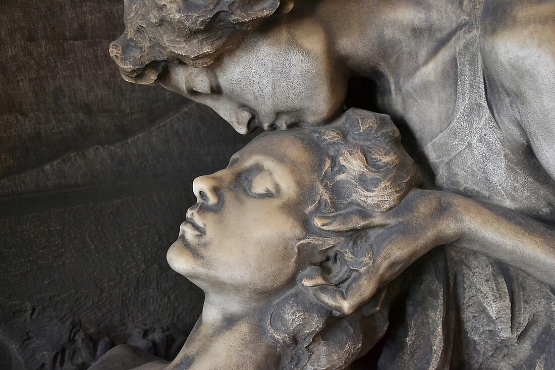 Neugestaltung des Neuen Israelitischen Friedhofs in Leipzig geplant Nach umfangreichen Messungen soll der Neue Israelitische Friedhof in Leipzig neugestaltet werden. Die Israelitische Religionsgemeinde Leipzig möchte den Friedhof, der etwas in Vergessenheit geraten ist, wieder als besonderen Erinnerungsort etablieren. Eta Zachäus, Mitglied der Gemeinde, erklärte, dass während der NS-Zeit schlecht dokumentierte Bestattungen und Urnenbeisetzungen auf dem Friedhof stattfanden. Diese sollen nun im Rahmen der Neugestaltung des Ortes sensibel integriert werden. Auch Kinderbestattungen und ein Gräberfeld mit geschändeten Grabsteinen des ersten jüdischen Friedhofs könnten dazu gehören. Die Hochschule für Technik, Wirtschaft und Kultur Leipzig (HTWK) hat mittels Bodenradarmessungen einen Blick in den …