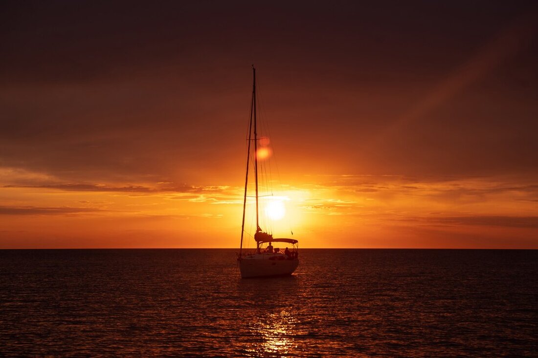 Meta Description: Sorgen Sie dafür, dass Ihr Hausboot für jedes Wetter gerüstet ist – mit Tipps zum Wetterschutz gegen Sonne, Schnee und alles dazwischen. Schützen Sie Ihr schwimmendes Zuhause das ganze Jahr über. Ein luxus hausboot bietet nicht nur außergewöhnlichen Komfort und stilvolles Design, sondern auch ein einzigartiges Lebensgefühl auf dem Wasser. Doch um diese Oase der Ruhe und des Luxus das ganze Jahr über genießen zu können, ist es wichtig, sich auf verschiedene Wetterbedingungen vorzubereiten. Wintervorbereitung für Hausboot-Bewohner ist dabei ein wesentlicher Aspekt, um sicherzustellen, dass Ihr schwimmendes Zuhause in jeder Saison optimal geschützt ist. In diesem Artikel erfahren …
